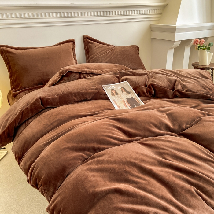 91家纺网 家纺一手货源 找家纺 富馨莱 2025新款牛奶绒纯色双拼四件套 绒摩卡色