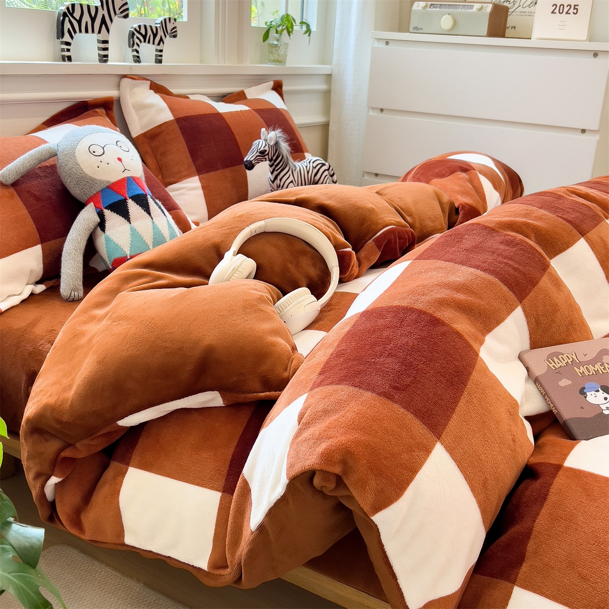 91家纺网 家纺一手货源 找家纺 曲之慕 2025新款A类牛奶绒简约无印风格子四件套 咖雅格