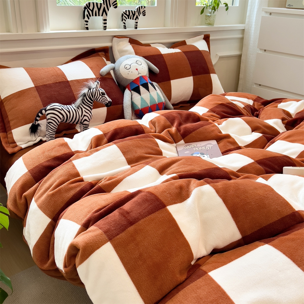 91家纺网 家纺一手货源 找家纺 曲之慕 2025新款A类牛奶绒简约无印风格子四件套 咖雅格