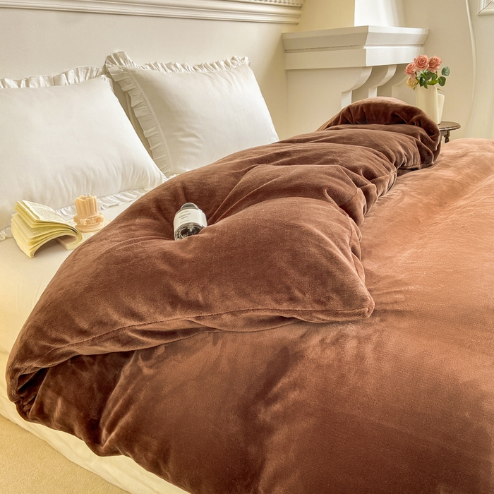 91家纺网 家纺一手货源 找家纺 富馨莱 2025新款牛奶绒纯色双拼四件套 绒摩卡色