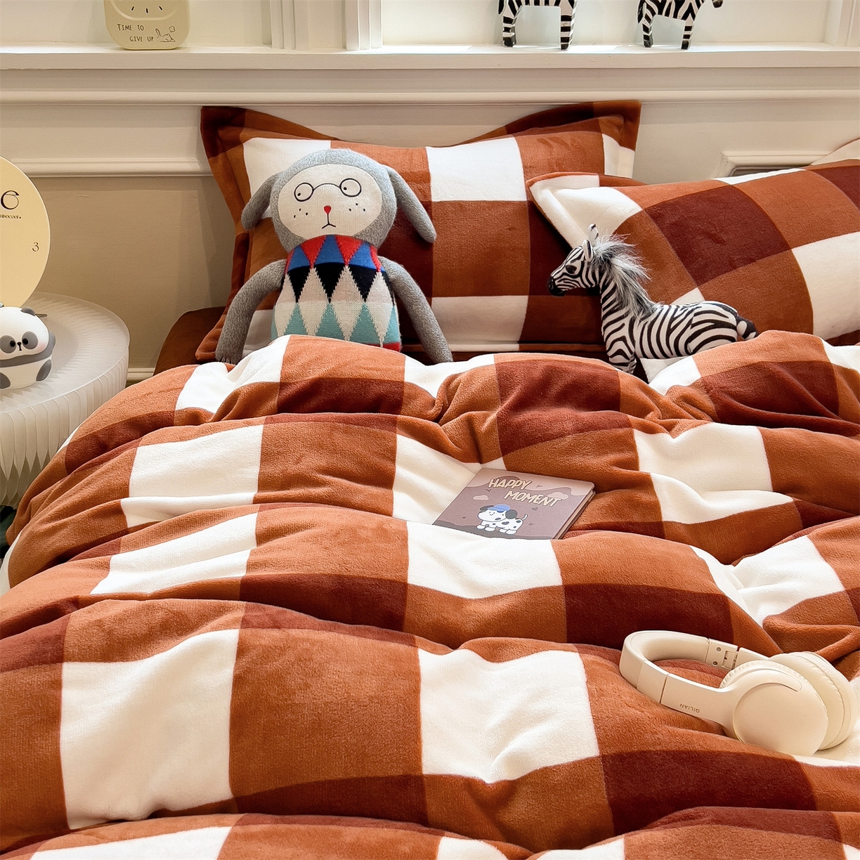 91家纺网 家纺一手货源 找家纺 曲之慕 2025新款A类牛奶绒简约无印风格子四件套 咖雅格