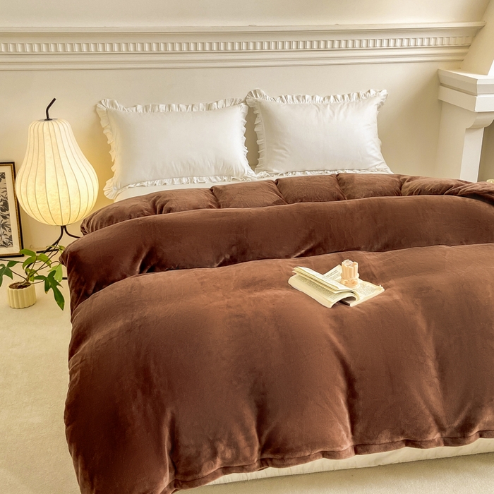 91家纺网 家纺一手货源 找家纺 富馨莱 2025新款牛奶绒纯色双拼四件套 绒摩卡色