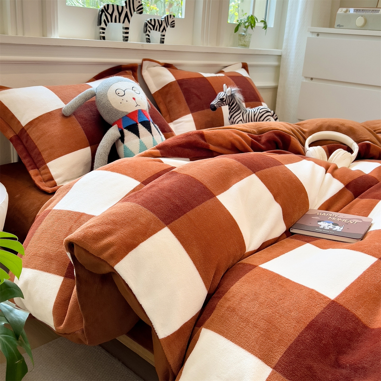 91家纺网 家纺一手货源 找家纺 曲之慕 2025新款A类牛奶绒简约无印风格子四件套 咖雅格