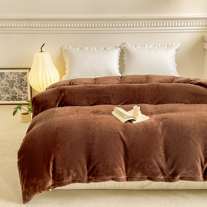 91家纺网 家纺一手货源 找家纺 富馨莱 2025新款牛奶绒纯色双拼四件套 绒摩卡色