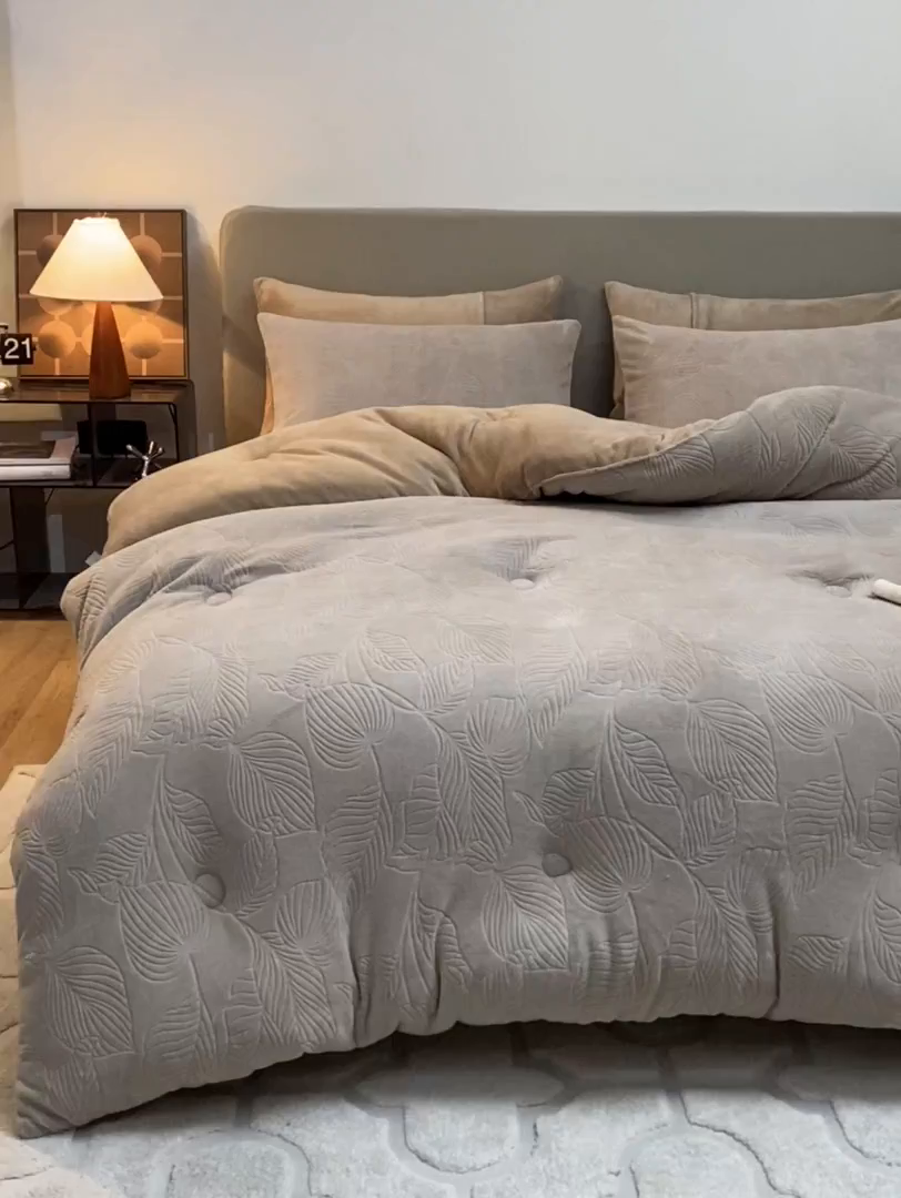 91家纺网 家纺一手货源 找家纺 换种生活 2025新款A类立体雕花绒冬被被子被芯 叶语-浅驼色
