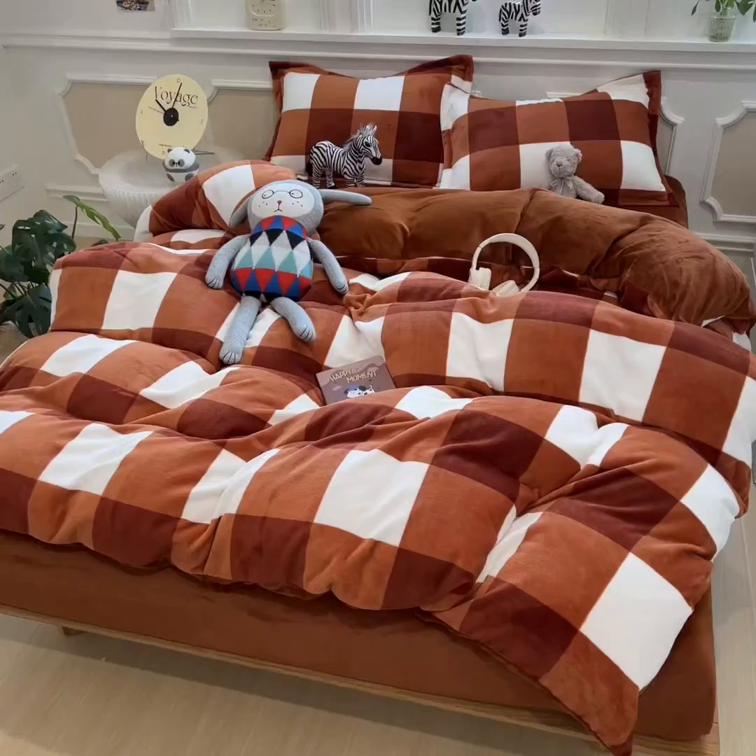 91家纺网 家纺一手货源 找家纺 曲之慕 2025新款A类牛奶绒简约无印风格子四件套 咖雅格