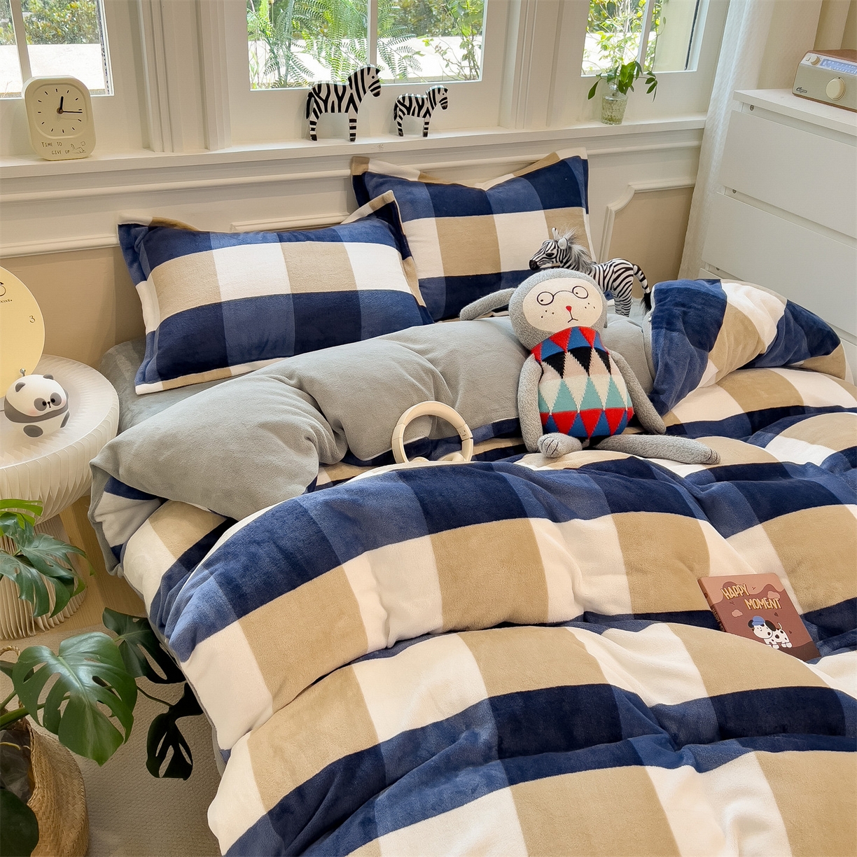 91家纺网 家纺一手货源 找家纺 曲之慕 2025新款A类牛奶绒简约无印风格子四件套 蓝简格