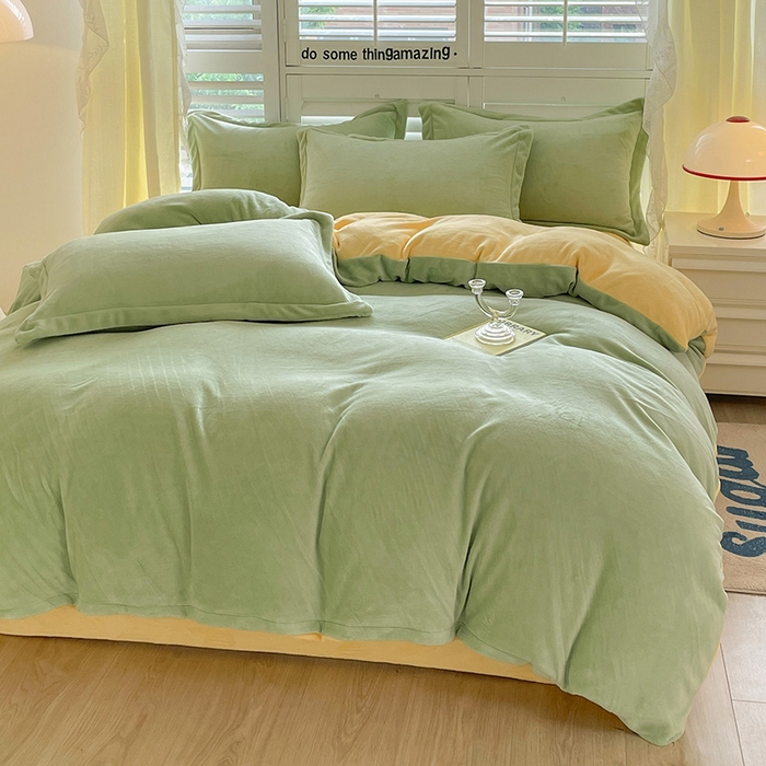 91家纺网 家纺一手货源 找家纺 富馨莱 2025新款牛奶绒纯色双拼四件套 绒双拼果绿+奶昔黄