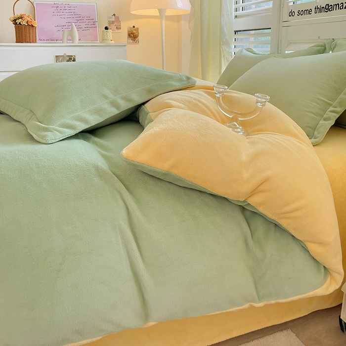 91家纺网 家纺一手货源 找家纺 富馨莱 2025新款牛奶绒纯色双拼四件套 绒双拼果绿+奶昔黄