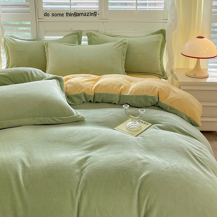 91家纺网 家纺一手货源 找家纺 富馨莱 2025新款牛奶绒纯色双拼四件套 绒双拼果绿+奶昔黄