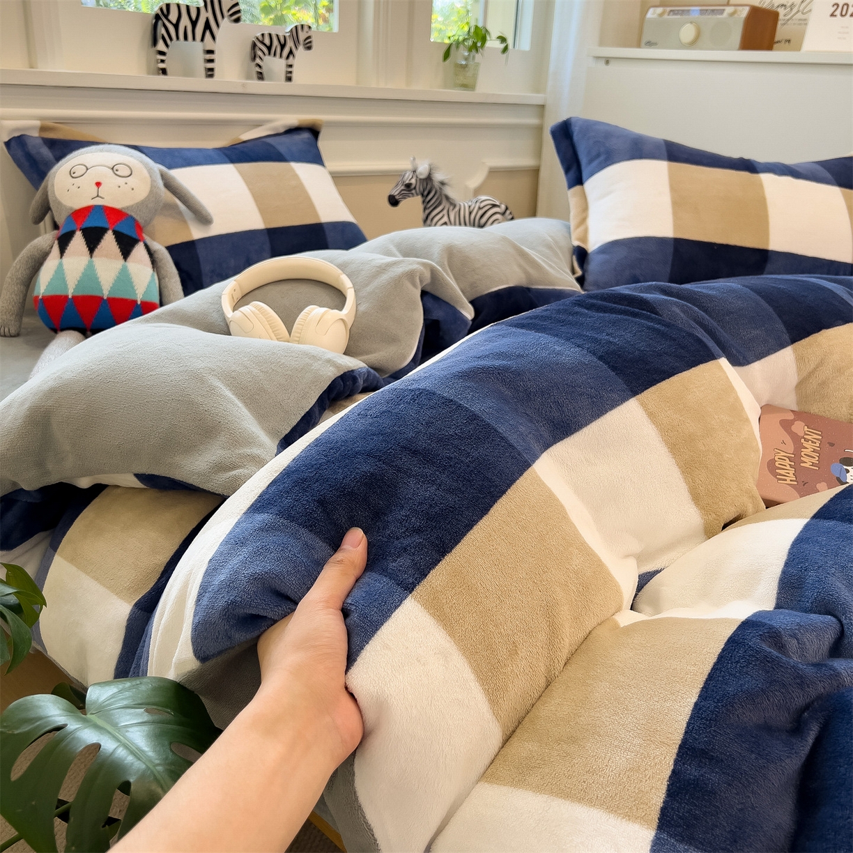 91家纺网 家纺一手货源 找家纺 曲之慕 2025新款A类牛奶绒简约无印风格子四件套 蓝简格