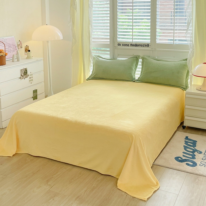 91家纺网 家纺一手货源 找家纺 富馨莱 2025新款牛奶绒纯色双拼四件套 绒双拼果绿+奶昔黄