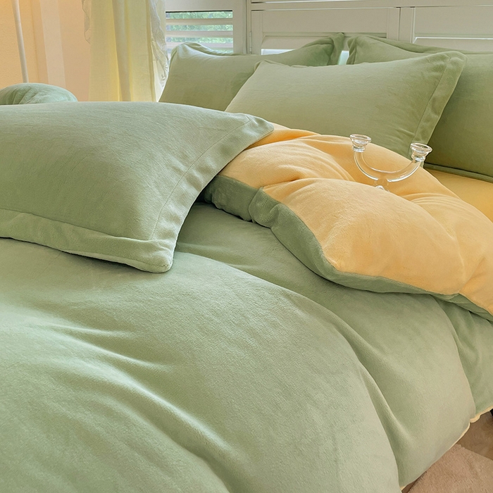 91家纺网 家纺一手货源 找家纺 富馨莱 2025新款牛奶绒纯色双拼四件套 绒双拼果绿+奶昔黄