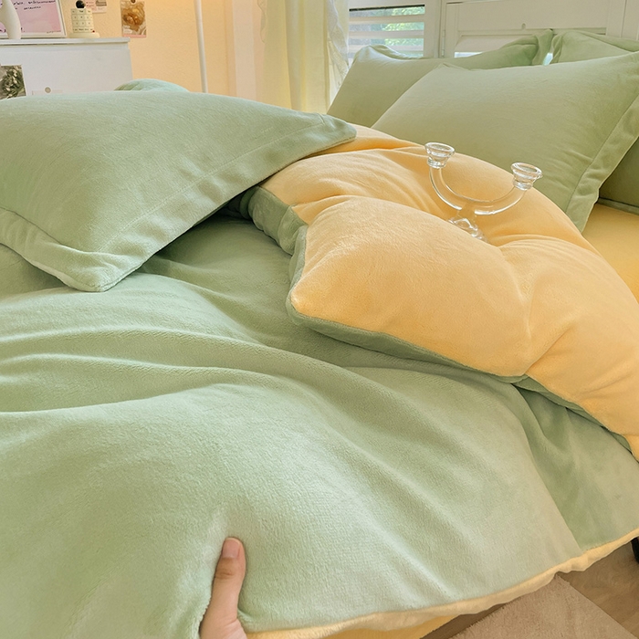 91家纺网 家纺一手货源 找家纺 富馨莱 2025新款牛奶绒纯色双拼四件套 绒双拼果绿+奶昔黄