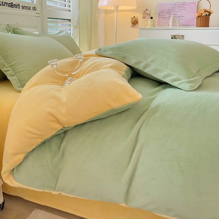 91家纺网 家纺一手货源 找家纺 富馨莱 2025新款牛奶绒纯色双拼四件套 绒双拼果绿+奶昔黄