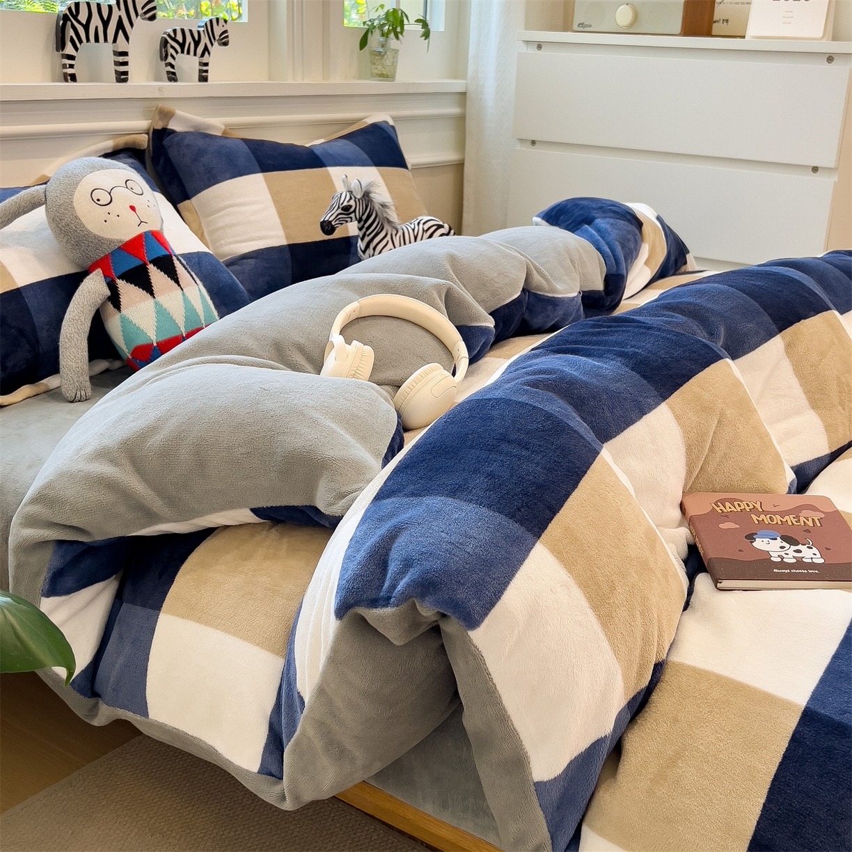 91家纺网 家纺一手货源 找家纺 曲之慕 2025新款A类牛奶绒简约无印风格子四件套 蓝简格