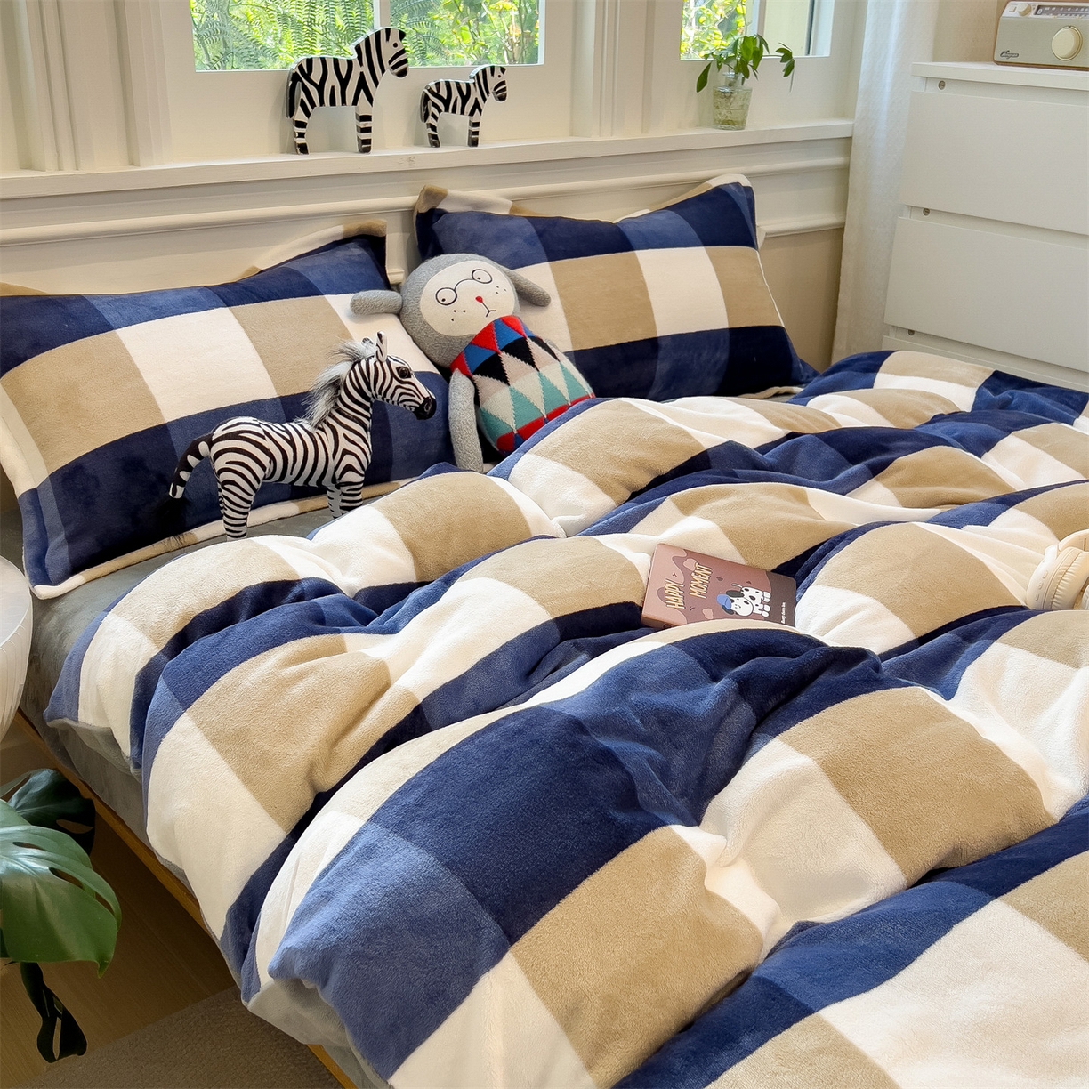 91家纺网 家纺一手货源 找家纺 曲之慕 2025新款A类牛奶绒简约无印风格子四件套 蓝简格