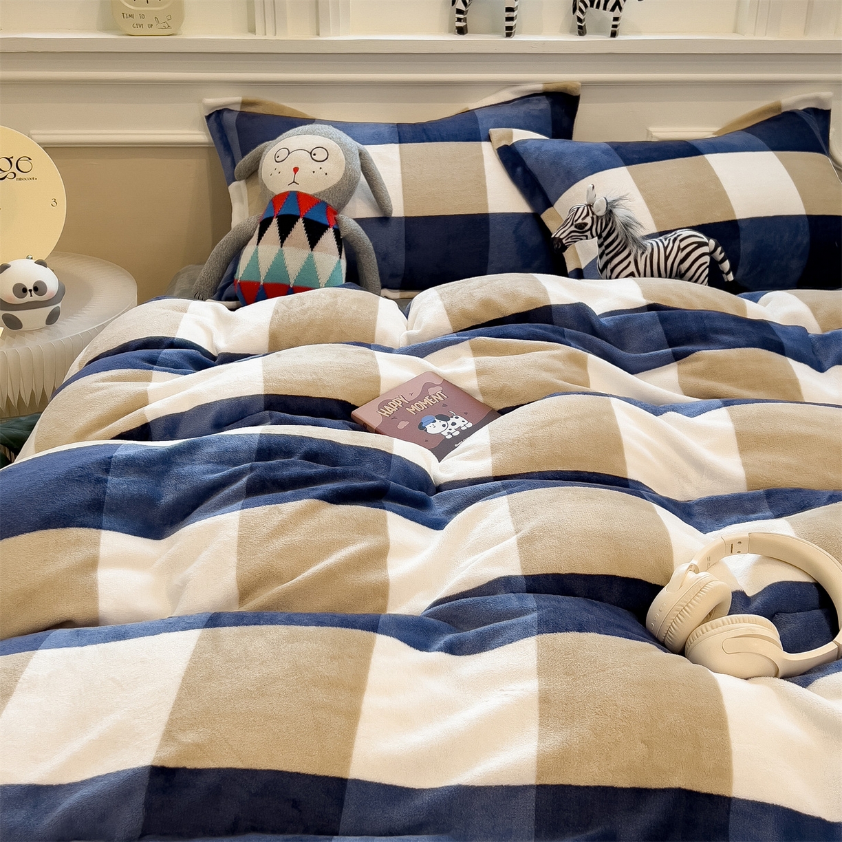 91家纺网 家纺一手货源 找家纺 曲之慕 2025新款A类牛奶绒简约无印风格子四件套 蓝简格