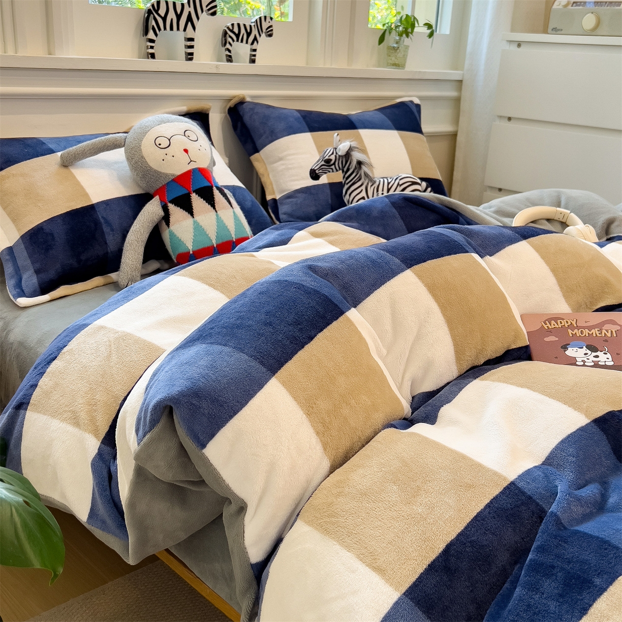 91家纺网 家纺一手货源 找家纺 曲之慕 2025新款A类牛奶绒简约无印风格子四件套 蓝简格