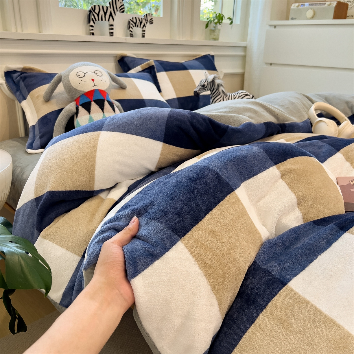 91家纺网 家纺一手货源 找家纺 曲之慕 2025新款A类牛奶绒简约无印风格子四件套 蓝简格