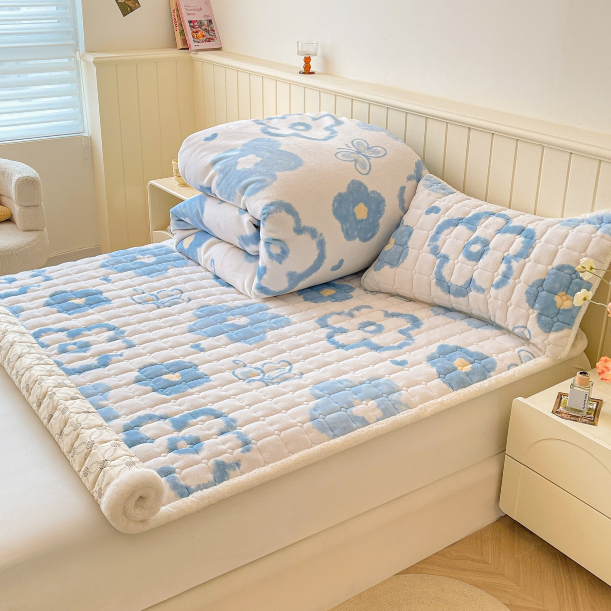 91家纺网 家纺一手货源 找家纺 LIFE.丽芙 2025秋冬新款A类牛奶绒加厚夹棉床褥垫+被套组合四件套 花恋