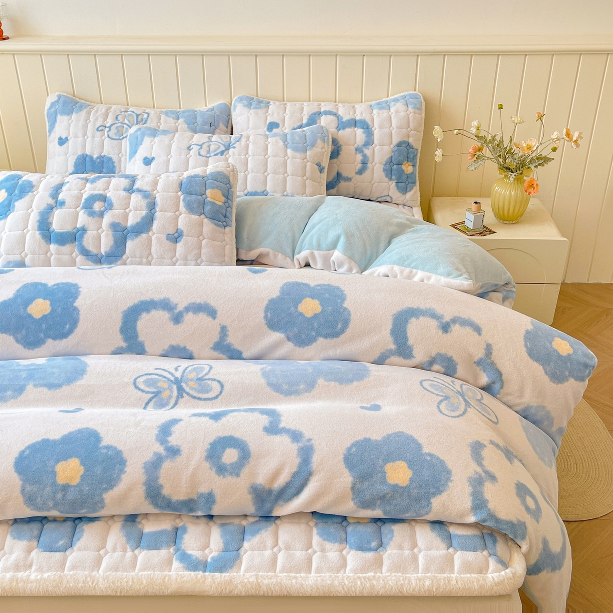 91家纺网 家纺一手货源 找家纺 LIFE.丽芙 2025秋冬新款A类牛奶绒加厚夹棉床褥垫+被套组合四件套 花恋