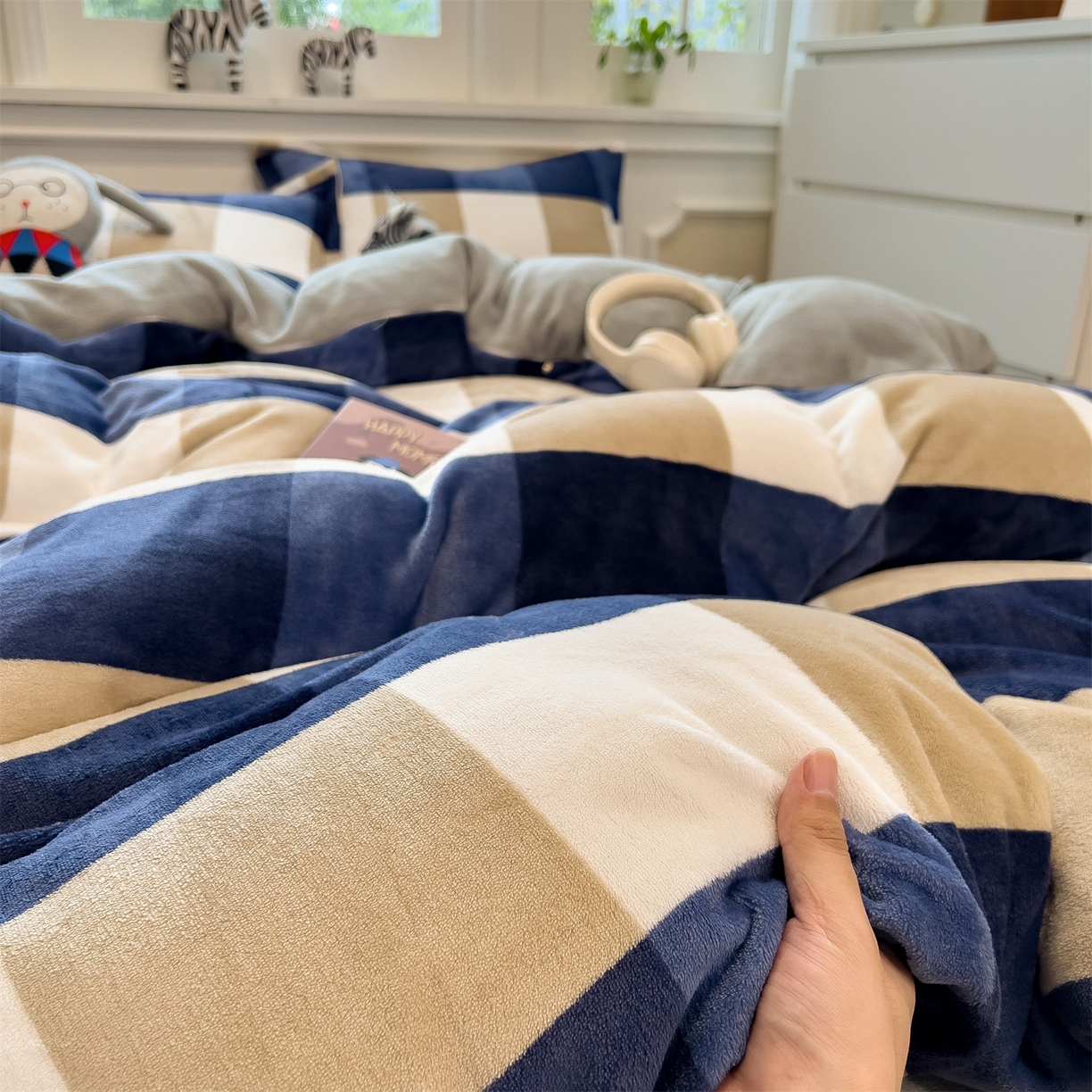 91家纺网 家纺一手货源 找家纺 曲之慕 2025新款A类牛奶绒简约无印风格子四件套 蓝简格