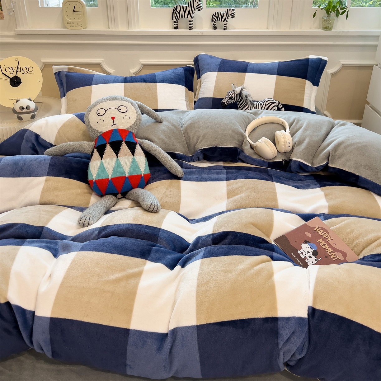 91家纺网 家纺一手货源 找家纺 曲之慕 2025新款A类牛奶绒简约无印风格子四件套 蓝简格