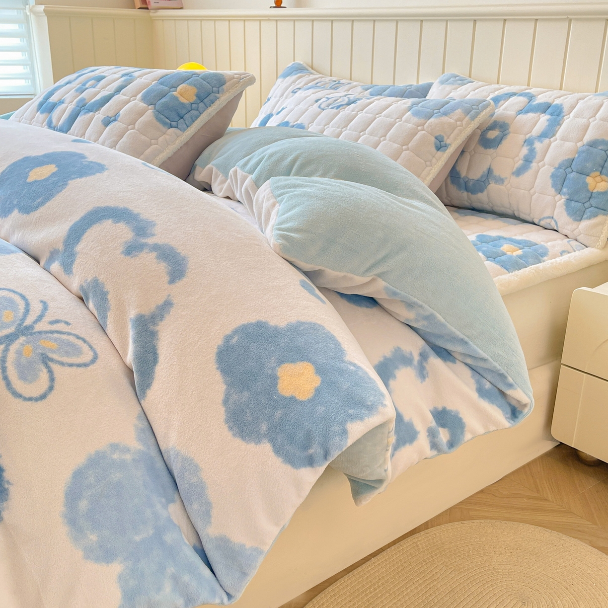 91家纺网 家纺一手货源 找家纺 LIFE.丽芙 2025秋冬新款A类牛奶绒加厚夹棉床褥垫+被套组合四件套 花恋