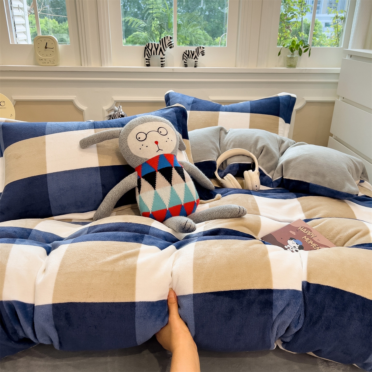 91家纺网 家纺一手货源 找家纺 曲之慕 2025新款A类牛奶绒简约无印风格子四件套 蓝简格