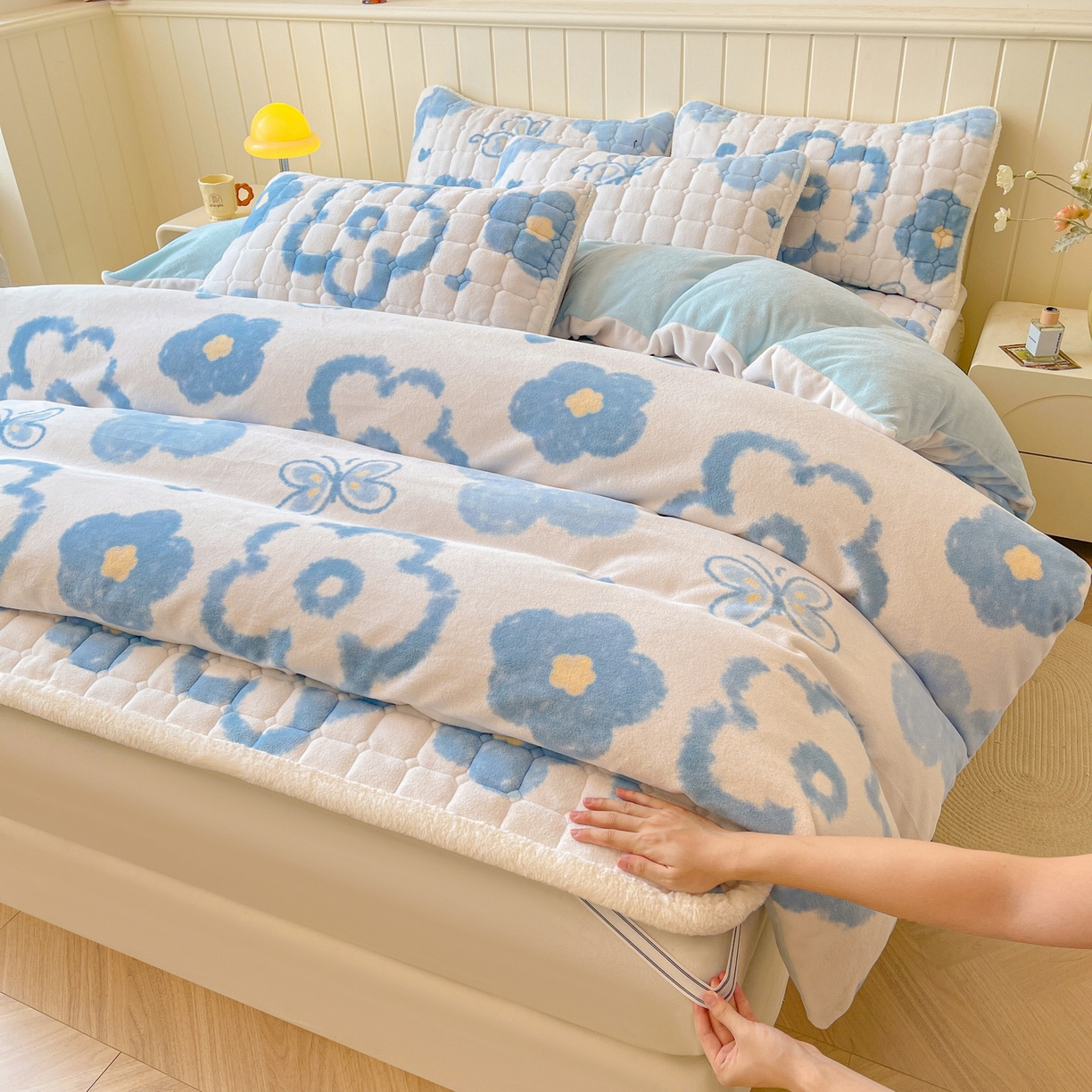 91家纺网 家纺一手货源 找家纺 LIFE.丽芙 2025秋冬新款A类牛奶绒加厚夹棉床褥垫+被套组合四件套 花恋