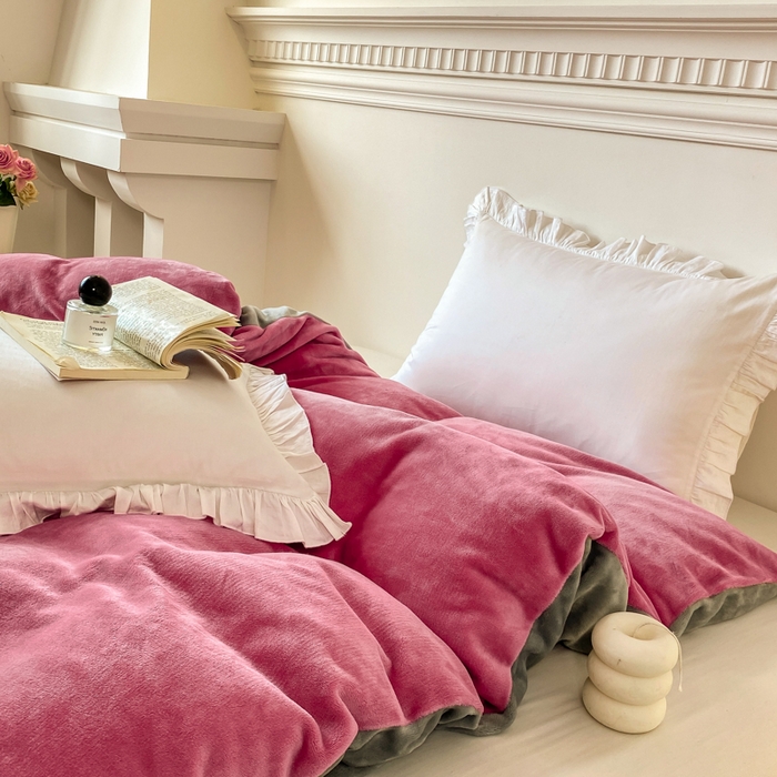 91家纺网 家纺一手货源 找家纺 富馨莱 2025新款牛奶绒纯色双拼四件套 绒双拼胭脂红+浅灰