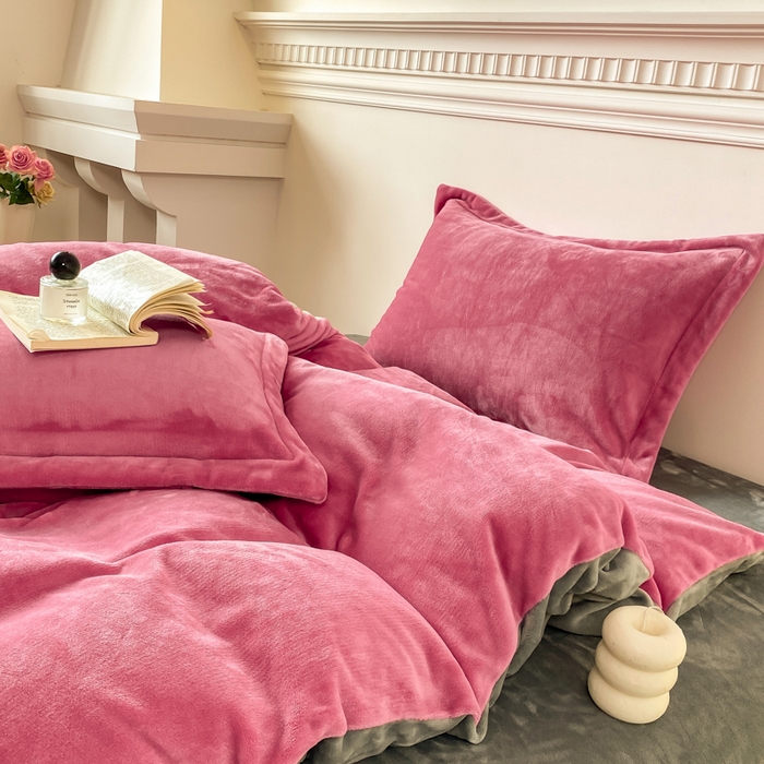 91家纺网 家纺一手货源 找家纺 富馨莱 2025新款牛奶绒纯色双拼四件套 绒双拼胭脂红+浅灰