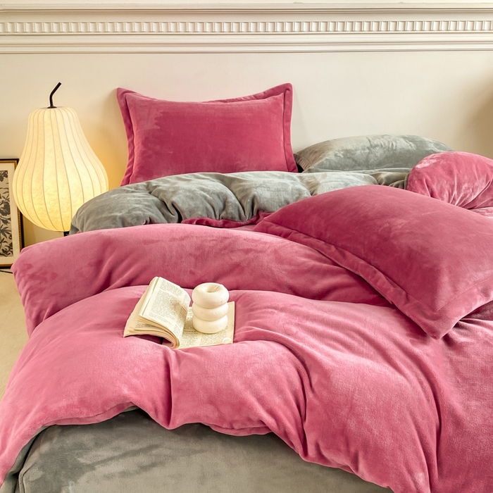 91家纺网 家纺一手货源 找家纺 富馨莱 2025新款牛奶绒纯色双拼四件套 绒双拼胭脂红+浅灰