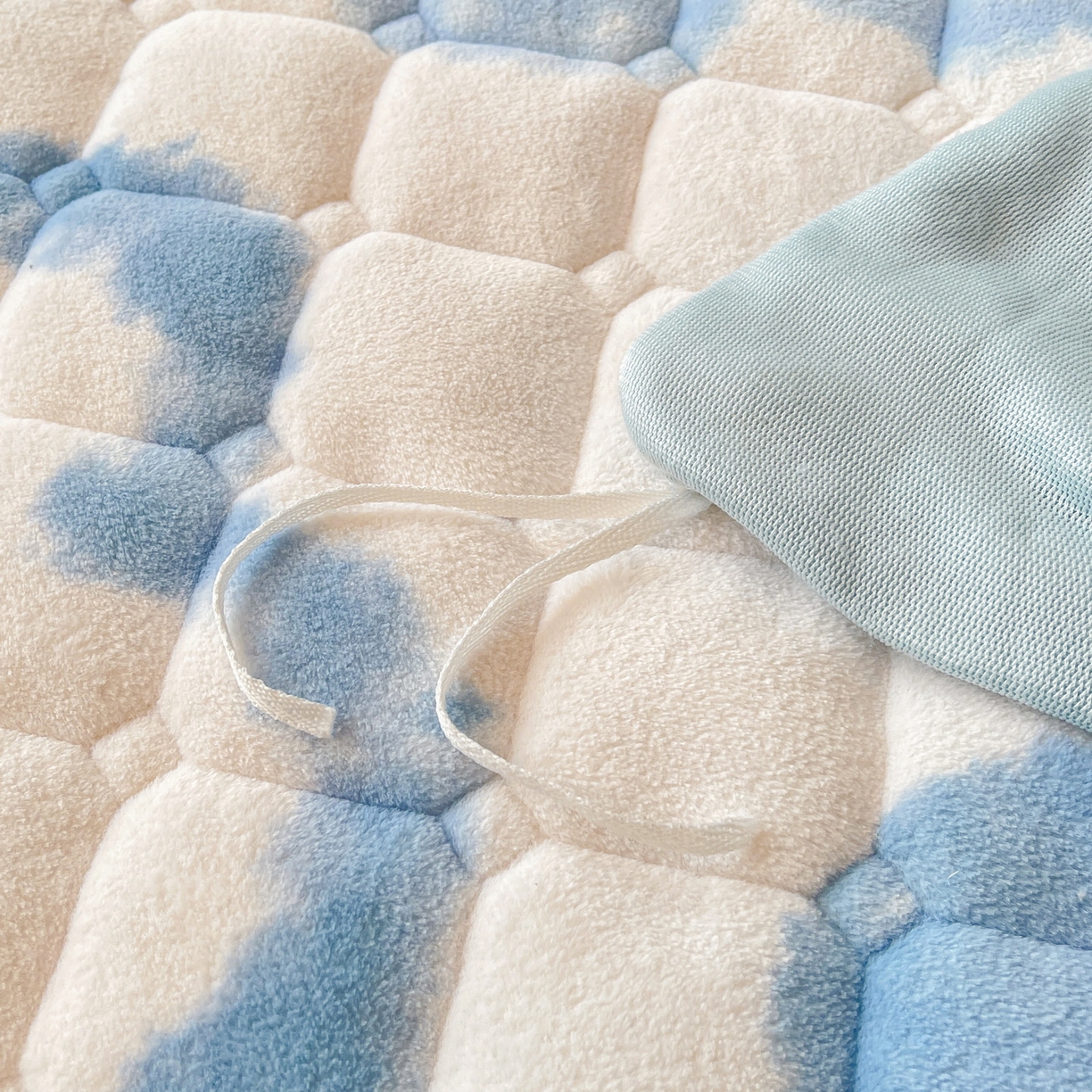 91家纺网 家纺一手货源 找家纺 LIFE.丽芙 2025秋冬新款A类牛奶绒加厚夹棉床褥垫+被套组合四件套 花恋