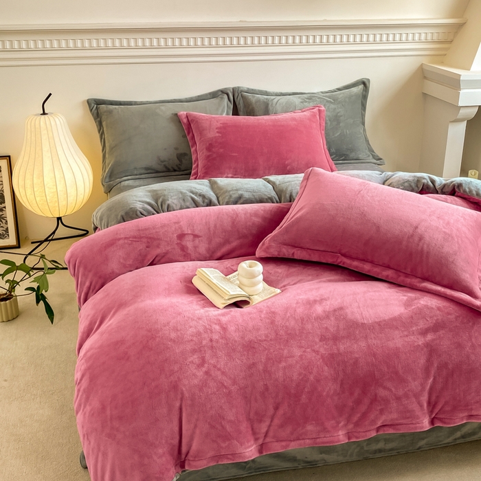 91家纺网 家纺一手货源 找家纺 富馨莱 2025新款牛奶绒纯色双拼四件套 绒双拼胭脂红+浅灰