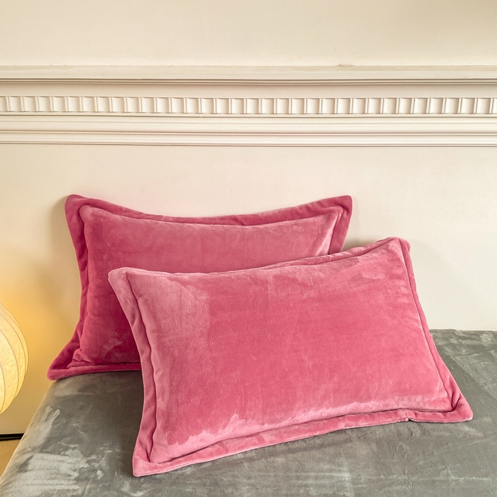 91家纺网 家纺一手货源 找家纺 富馨莱 2025新款牛奶绒纯色双拼四件套 绒双拼胭脂红+浅灰