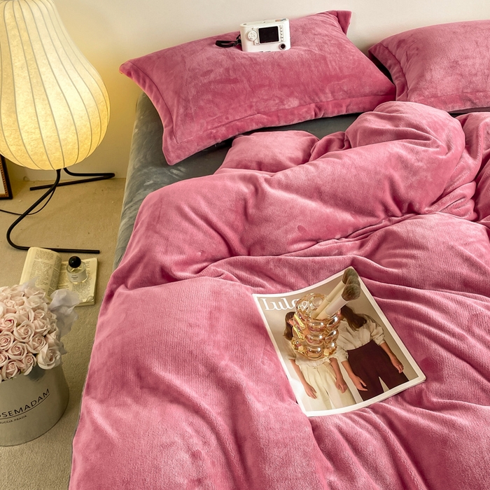 91家纺网 家纺一手货源 找家纺 富馨莱 2025新款牛奶绒纯色双拼四件套 绒双拼胭脂红+浅灰