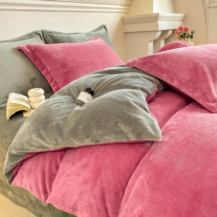 91家纺网 家纺一手货源 找家纺 富馨莱 2025新款牛奶绒纯色双拼四件套 绒双拼胭脂红+浅灰