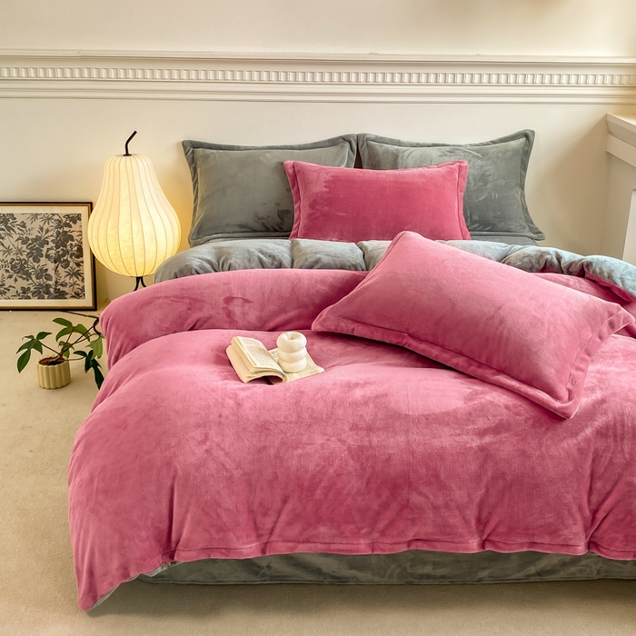 91家纺网 家纺一手货源 找家纺 富馨莱 2025新款牛奶绒纯色双拼四件套 绒双拼胭脂红+浅灰