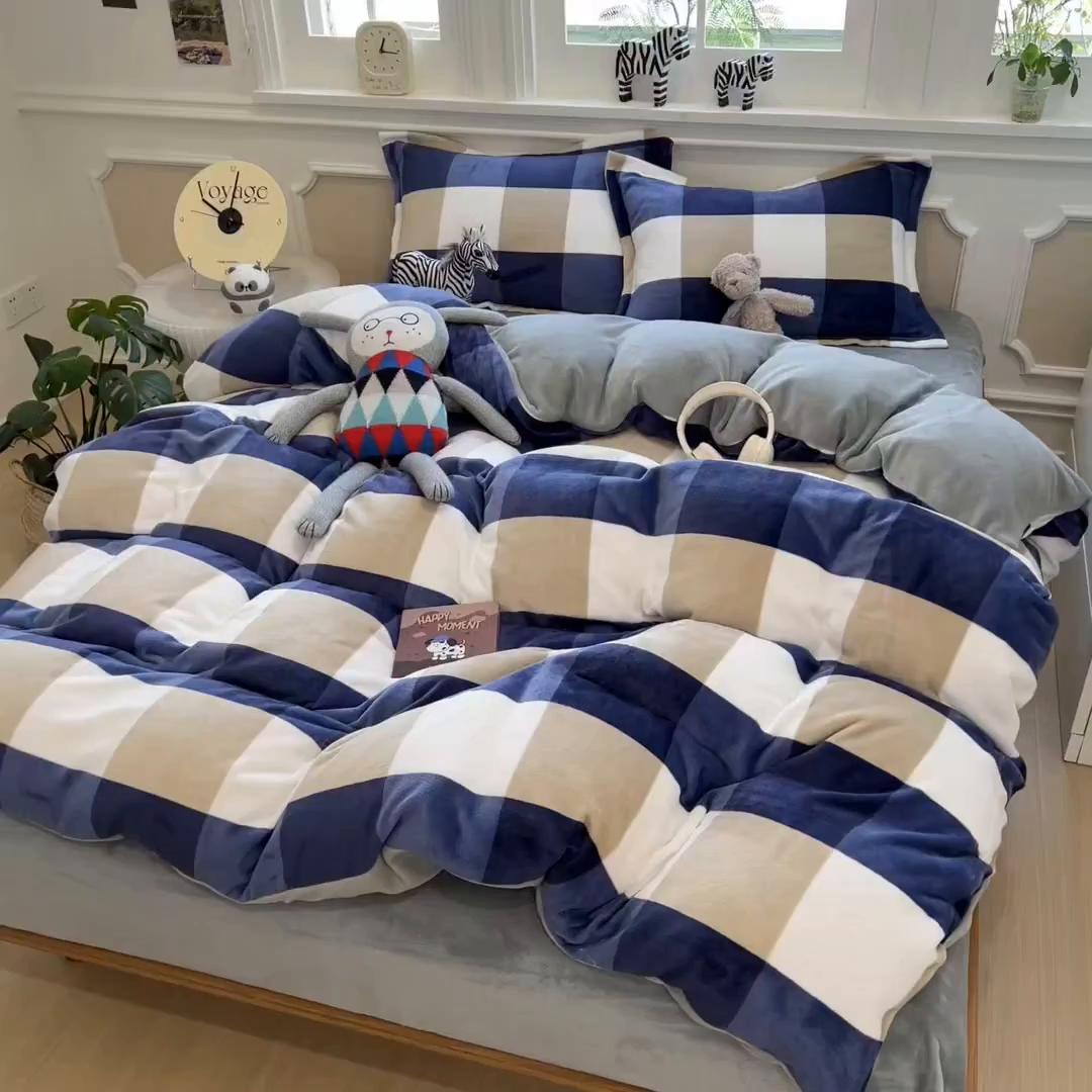 91家纺网 家纺一手货源 找家纺 曲之慕 2025新款A类牛奶绒简约无印风格子四件套 蓝简格