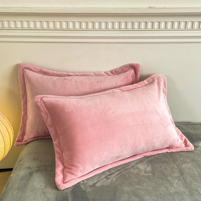 91家纺网 家纺一手货源 找家纺 富馨莱 2025新款牛奶绒纯色双拼四件套 绒双拼樱花粉+绅士灰