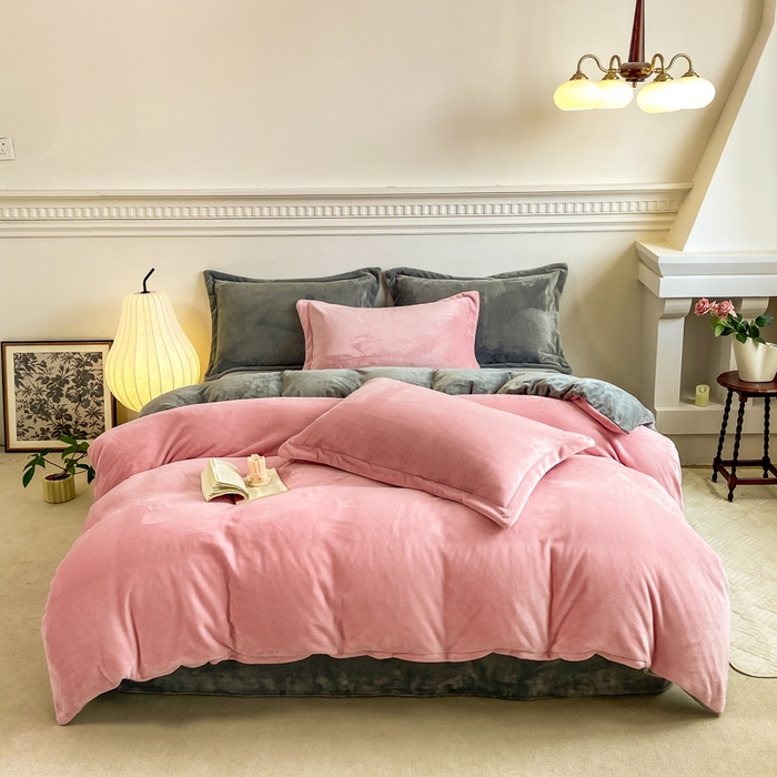 91家纺网 家纺一手货源 找家纺 富馨莱 2025新款牛奶绒纯色双拼四件套 绒双拼樱花粉+绅士灰