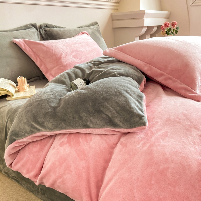 91家纺网 家纺一手货源 找家纺 富馨莱 2025新款牛奶绒纯色双拼四件套 绒双拼樱花粉+绅士灰