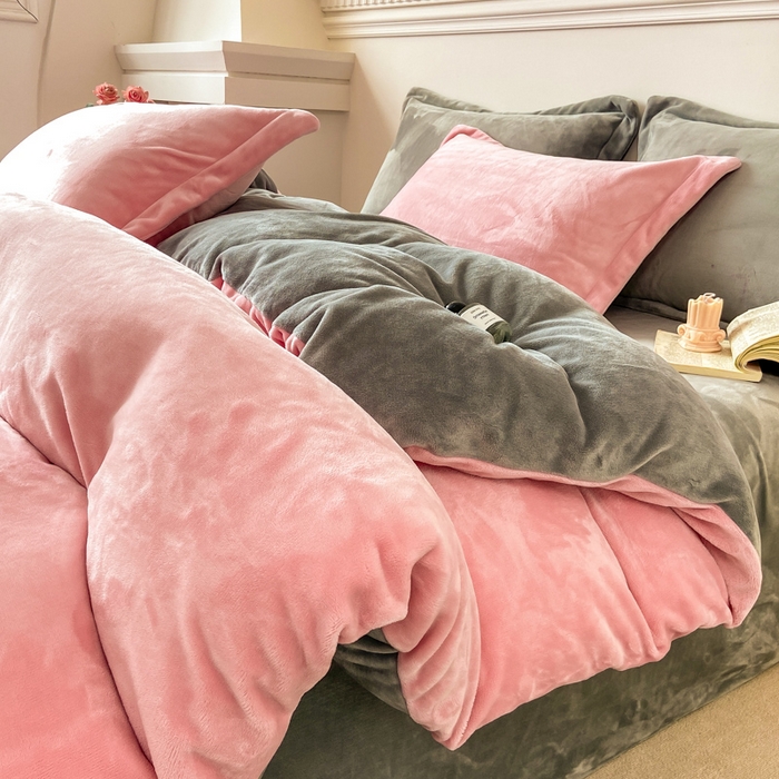 91家纺网 家纺一手货源 找家纺 富馨莱 2025新款牛奶绒纯色双拼四件套 绒双拼樱花粉+绅士灰