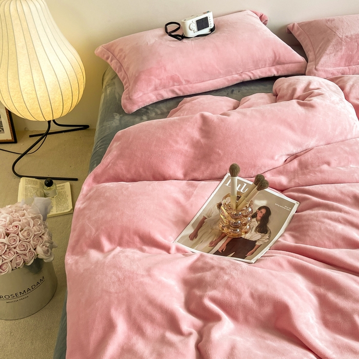 91家纺网 家纺一手货源 找家纺 富馨莱 2025新款牛奶绒纯色双拼四件套 绒双拼樱花粉+绅士灰