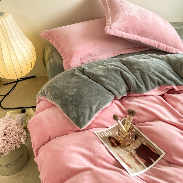 91家纺网 家纺一手货源 找家纺 富馨莱 2025新款牛奶绒纯色双拼四件套 绒双拼樱花粉+绅士灰