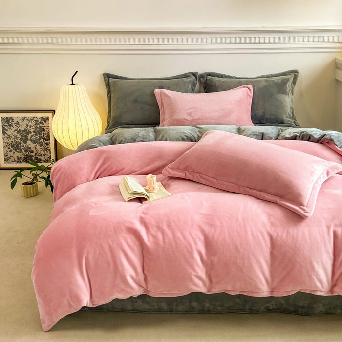 91家纺网 家纺一手货源 找家纺 富馨莱 2025新款牛奶绒纯色双拼四件套 绒双拼樱花粉+绅士灰