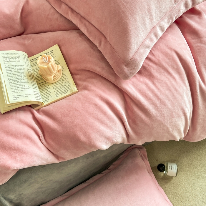 91家纺网 家纺一手货源 找家纺 富馨莱 2025新款牛奶绒纯色双拼四件套 绒双拼樱花粉+绅士灰