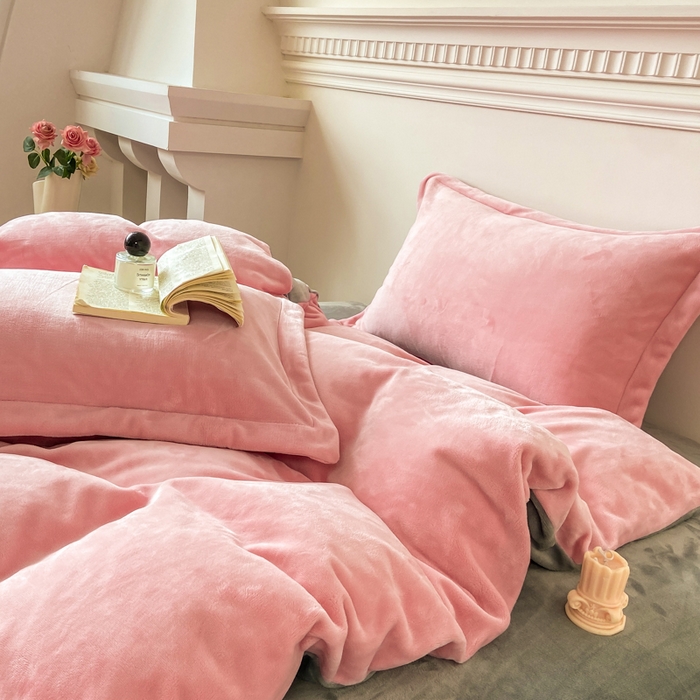 91家纺网 家纺一手货源 找家纺 富馨莱 2025新款牛奶绒纯色双拼四件套 绒双拼樱花粉+绅士灰